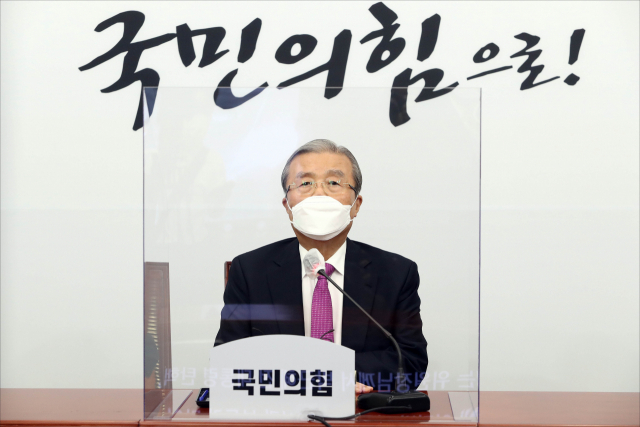국민의힘 김종인 비상대책위원장이 3일 오전 서울 여의도 국회에서 열린 취임 100일 기자회견에서 온라인 화상회의 시스템을 활용해 취재진의 질문에 답변하고 있다. 연합뉴스