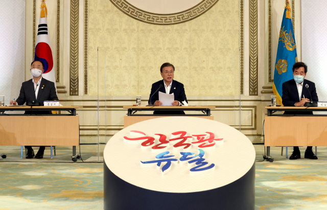 문재인 대통령이 3일 오전 청와대에서 제1차 한국판 뉴딜 전략회의를 주재하고 있다. 이날 회의에는 정부에서 홍남기 부총리 겸 기획재정부 장관과 은성수 금융위원장, 윤석헌 금융감독원장 등이, 더불어민주당에서는 이낙연 대표와 김태년 원내대표 등이 참석했다. 금융권에서는 이동걸 KDB산업은행장, 윤종원 기업은행장, 방문규 수출입은행장 등 정책금융기관장과 박현주 미래에셋그룹 회장과 장석훈 삼성증권 대표이사를 비롯해 민간금융 대표들이 참석했다. 연합뉴스