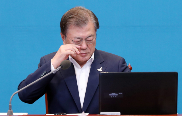 문재인 대통령이 지난 31일 청와대에서 열린 수석·보좌관 회의에서 발언을 마친 뒤 안경을 만지고 있다. 연합뉴스