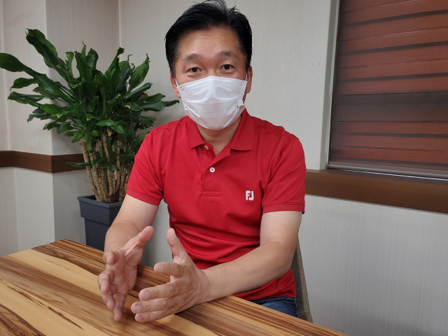 3일 대구 중구에서 만난 하태균 민족통일대구시청년협의회 회장이 앞산에 대해 설명하고 있다. 이통원 기자 tong@imaeil.com