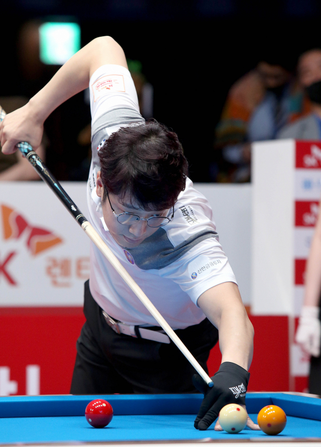 오성욱이 지난 7월 9일 그랜드워커힐 서울에서 열린 2020-2021 PBA-LPBA TOUR 개막전 SK렌터카 챔피언십 8강 경기에서 공을 치고 있다. 연합뉴스
