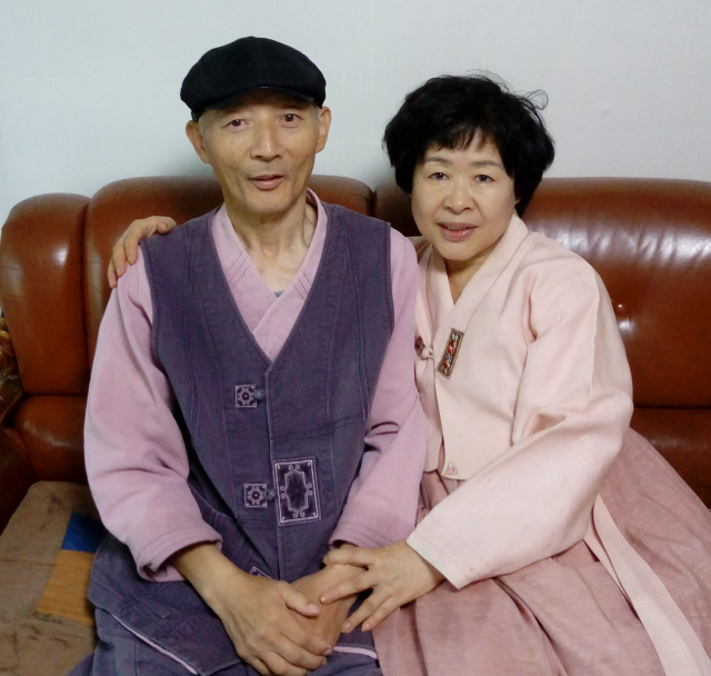 2018년 9월 25일 배윤주 작가와 故 정창웅 씨가 한복을 입고 기념촬영을 하고 있다. 본인제공.