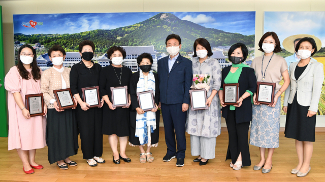 제14회 경북여성상 시상식 수상자들이 이철우 경북도지사와 기념촬영을 하고 있다. 경북도 제공