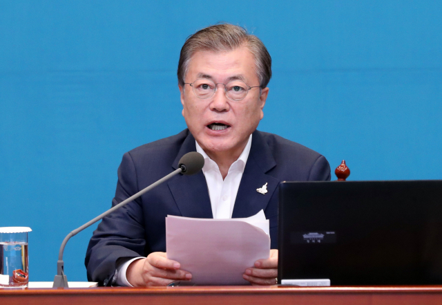 문재인 대통령이 지난 31일 청와대에서 수석·보좌관 회의를 주재하고 있다. 연합뉴스