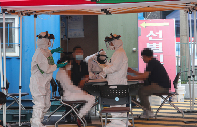 3일 오전 충남 청양군 청양읍 청양의료원 선별진료소에서 주민들이 코로나19 진단검사를 받고 있다. 연합뉴스