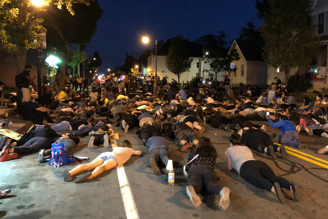 미국 뉴욕주 로체스터 대니얼 프루드 사망 현장에서 3일(현지시간) 시위대 누워 항의 집회를 하고 있다. 연합뉴스