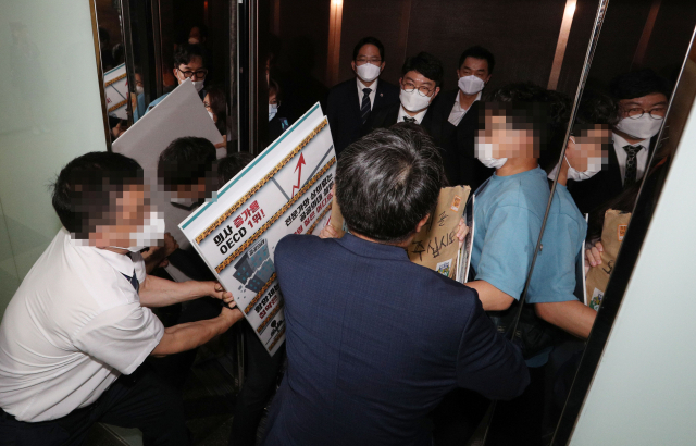 전공의들이 4일 오후 서울 충무로 한국건강증진개발원에서 열린 박능후 보건복지부 장관과의 합의 서명식을 위해 식장으로 향하던 최대집 대한의사협회장을 저지하고 있다. 연합뉴스