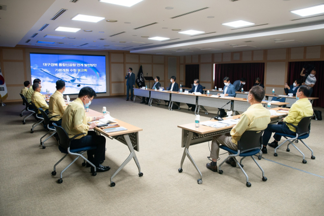 장세용 구미시장을 비롯한 구미시 관계자들이 통합신공항 연계 발전 방안 기본계획 수립 보고회를 하고 있다. 구미시 제공