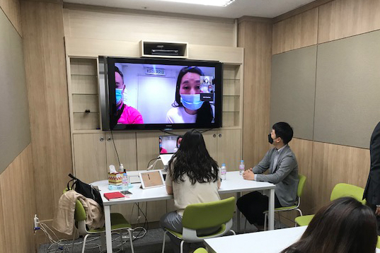 대구 안경기업이 말레이시아 바이어와 상담하고 있다. 한국안광학산업진흥원 제공