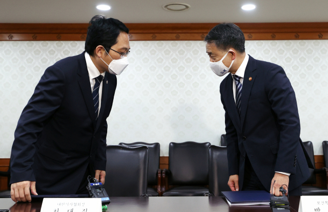 박능후 보건복지부 장관(오른쪽)과 최대집 대한의사협회장이 4일 오후 서울 광화문 정부서울청사에서 열린 의·정 협의체 구성 합의서 체결식에서 합의서에 서명한 뒤 인사를 하고 있다. 연합뉴스