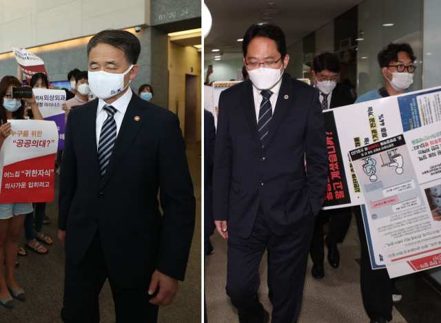 박능후 보건복지부 장관(왼쪽)과 최대집 대한의사협회장이 4일 오후 서울 중구 한국증진개발원에서 열릴 예정이었던 