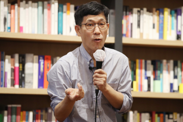 진중권 전 동양대 교수가 2일 오후 서울 강남구 최인아 책방에서 열린 경제사회연구원 세미나에서 
