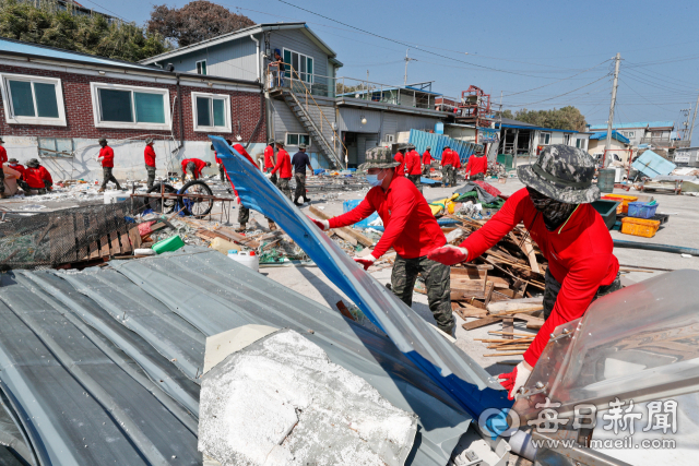 4일 포항 구룡포 태풍 피해 복구 현장에서 해병 1사단대 장병들이 부서진 건물 잔해와 집기들을 치우고 있다. 공무원과 군인, 자원봉사자들이 태풍 