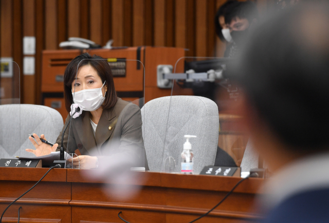 미래통합당 전주혜 의원이 2일 오전 서울 여의도 국회에서 열린 이흥구 대법관 후보자에 대한 인사청문회에서 이 후보자에게 위장전입 의혹에 대해 질문하고 있다. 연합뉴스