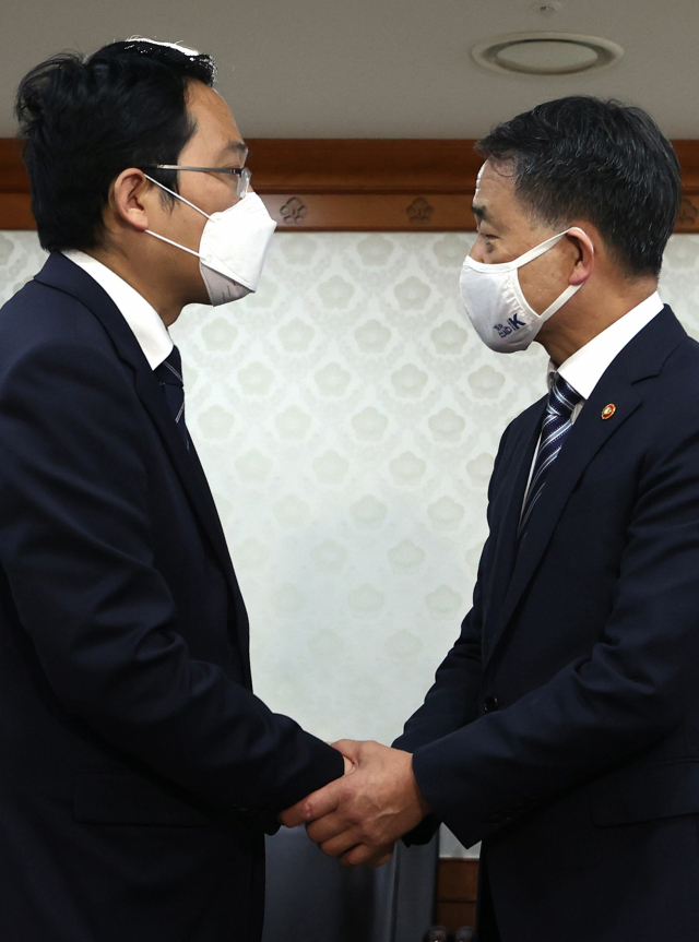 박능후 보건복지부 장관(오른쪽)과 최대집 대한의사협회장이 4일 오후 서울 광화문 정부서울청사에서 열린 의·정 협의체 구성 합의서 체결식에서 합의서에 서명한 뒤 악수하고 있다. 연합뉴스