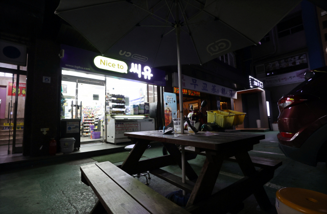지난 9월 1일 서울 시내 한 편의점 앞 한산한 모습. 서울에서 지난 8월 30일을 시작으로 편의점 심야 취식이 제한된 데 이어, 경기도에서도 9월 4일부터 같은 제한 조치가 실시된다. 연합뉴스