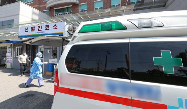 4일 오전 광주 동구 전남대학교병원 선별진료소에서 의료진이 코로나19 진단검사 신청자를 안내하고 있다. 연합뉴스