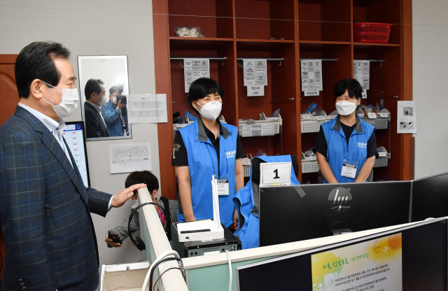 정세균 국무총리가 5일 오전 서울 노원구 한국전력공사 인재개발원에 마련된 생활치료센터를 현장 점검하며 의료지원반 간호사들을 격려하고 있다. 연합뉴스
