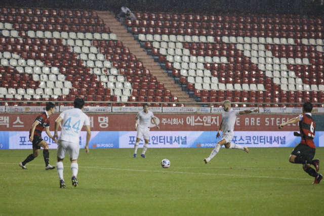 5일 포항스틸야드에서 열린 대구FC와 포항 스틸러스의 경기에서 전반 막판 대구 세징야가 두번째 골을 터트리고 있다. 대구FC 제공.