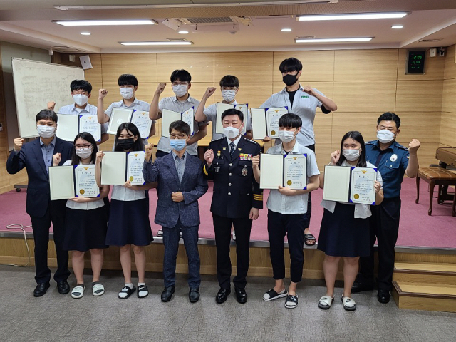 포항북부경찰서는 지난달 7월28일 도로위에 덜어진 술병 파편을 자발적으로 치우는 봉사를 한 세명고 학생들에게 표창장을 수여했다. 포항북부경찰서 제공