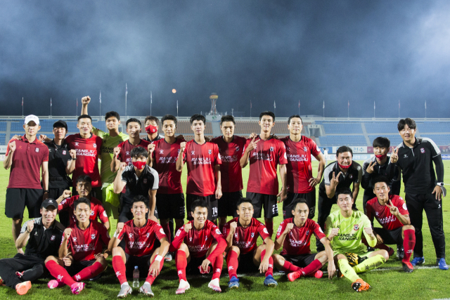 상주상무가 지난 4일 상주시민운동장에서 펼쳐진 수원 삼성과 하나원큐 K리그1 2020 19라운드 홈경기에서 1대0 승리를 거두고 기념촬영을 하고 있다. 상주상무 제공