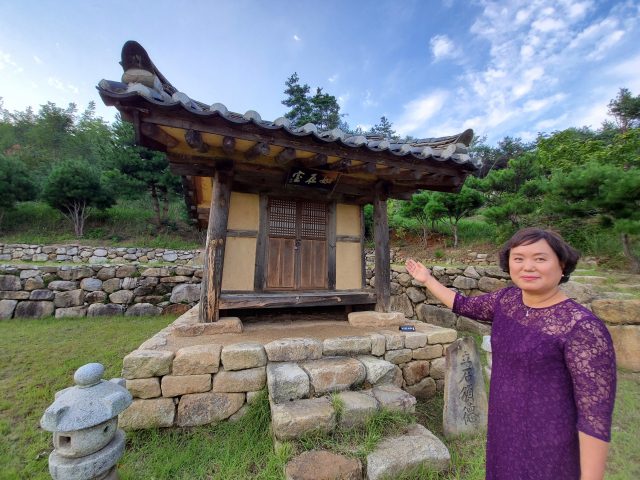 4일 경북 경산시 무학산에 옮겨진 황영례 상엿집 나라얼연구소 소장이 혼백을 모시는 재실에 대해 설명하고 있다. tong@imaeil.com