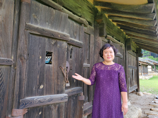 4일 경북 경산시 무학산에 옮겨진 황영례 상엿집 나라얼연구소 소장이 300년 전통의 경산 상엿집(국가민속문화재 266호)에 대해 소개하고 있다. tong@imaeil.com