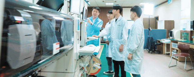한국폴리텍대학 구미캠퍼스 자동화시스템과 학생들이 실습에 여념이 없다. 한국폴리텍대학 제공