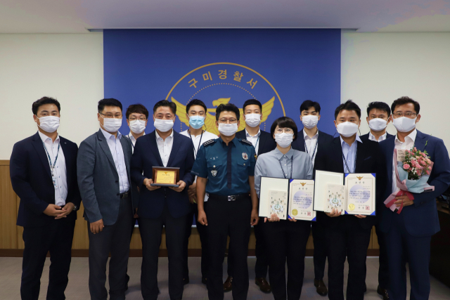 구미경찰서 정보계 직원들이 이갑수(앞줄 가운데) 서장과 함께 기념촬영을 하고 있다. 구미경찰서 제공