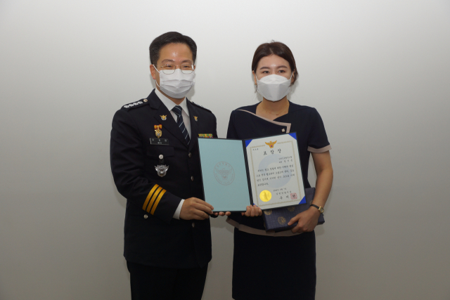 우지완 김천경찰서장이 보이스 피싱을 예방한 김천신협 직원에게 표창장을 전달했다.