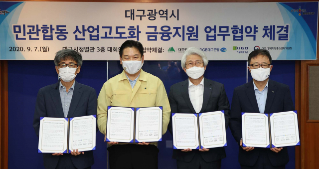 왼쪽부터 김한식 대구경북지방중소벤처기업청장, 홍의락 대구시 경제부시장, 김태오 대구은행장, 정윤모 기술보증기금 이사장. 대구시 제공