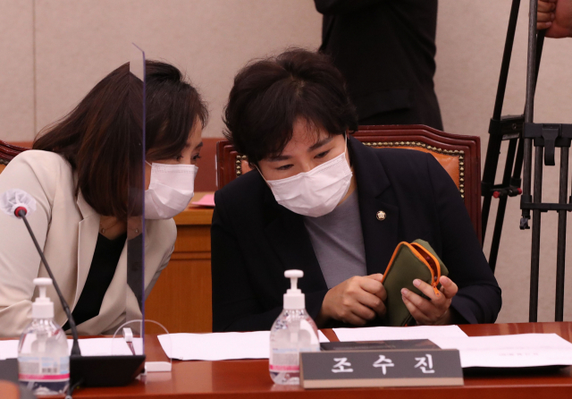 국민의힘 조수진 의원과 전주혜 의원이 7일 국회 법제사법위원회 전체회의에 참석, 대화하고 있다. 연합뉴스