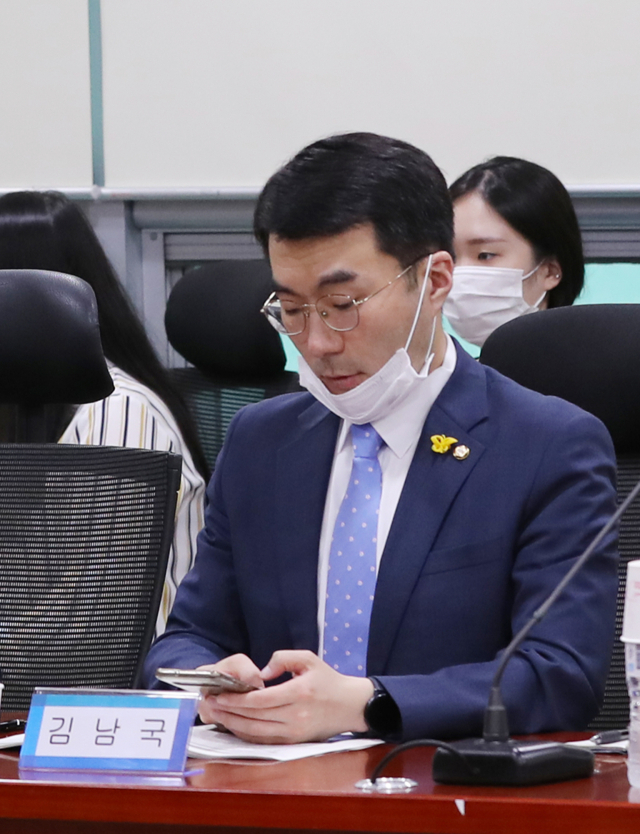 더불어민주당 김남국 의원이 31일 오전 서울 여의도 국회 의원회관에서 열린 수술실 CCTV 설치를 위한 토론회에 참석하고 있다. 연합뉴스