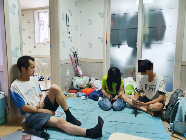 아내가 가출한 뒤 유준재(39) 씨는 두 아이를 홀로 키우고 있다. 방 한 칸이 전부인 작은 원룸에서 아이들은 취재진이 낯선지 고개를 뚝 떨구고 핸드폰만 바라보고 있다. 배주현 기자