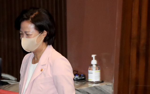 추미애 법무부 장관이 지난 7일 서울 여의도 국회 본회의장에서 교섭단체 대표연설이 끝나자 퇴장하고 있다. 연합뉴스