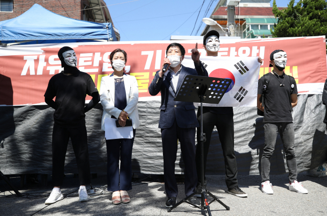 8일 오전 서울 성북구 사랑제일교회 앞에서 열린 사랑제일교회 및 국민소송 변호인단과 자유북한운동연합의 공동 기자회견에서 박상학 자유북한운동연합 대표가 발언하고 있다. 연합뉴스