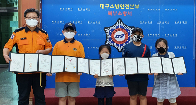 7일 대구북부소방서 소속 119소년단원들이 손편지와 화분을 전달하며 소방공무원들에게 감사한 마음을 전했다. 대구북부소방서 제공
