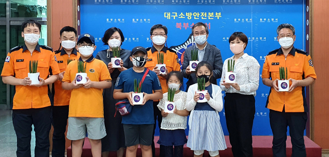 7일 대구북부소방서 소속 119소년단원들이 손편지와 화분을 전달하며 소방공무원들에게 감사한 마음을 전했다. 대구북부소방서 제공