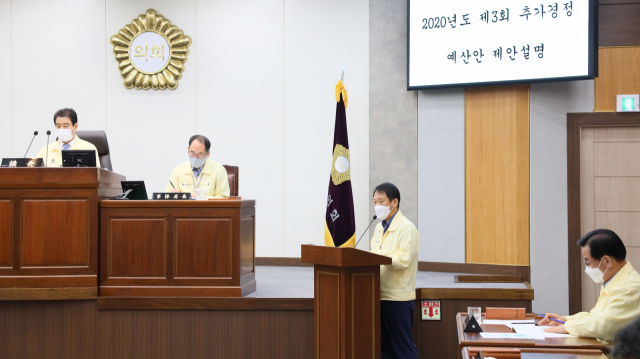 장재석(왼쪽에서 세번째) 칠곡군 기획감사실장이 8일 칠곡군의회 제268회 임시회에서 2020년도 제3회 추가경정예산안에 대해 설명하고 있다. 칠곡군 제공