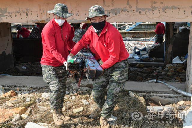 해병대 제1사단 장병들이 경북 포항시 남구 구룡포읍의 한 건물에서 태풍으로 망가진 구조물을 철거하고 있다. 해병대 제공