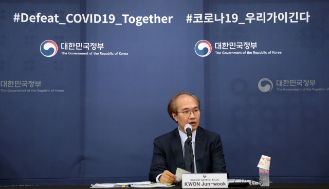 17일 오후 중구 한국프레스센터에서 권준욱 중앙방역대책부본부장이 외신기자 대상 코로나19 브리핑을 하고 있다. 연합뉴스