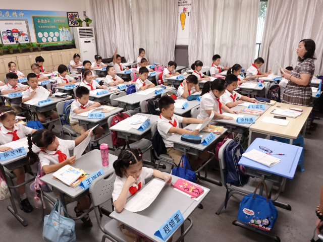 지난 3일 중국 우한(武漢)시 창춘제(長春街) 소학교(초등학교) 교실에서 학생들이 수업을 듣고 있다. 연합뉴스
