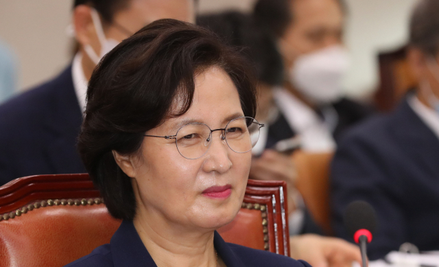 추미애 법무부 장관이 27일 오후 열린 국회 법사위 전체회의에서 자료제출 요구와 관련한 의원들의 의사진행 발언을 듣고 있다. 연합뉴스