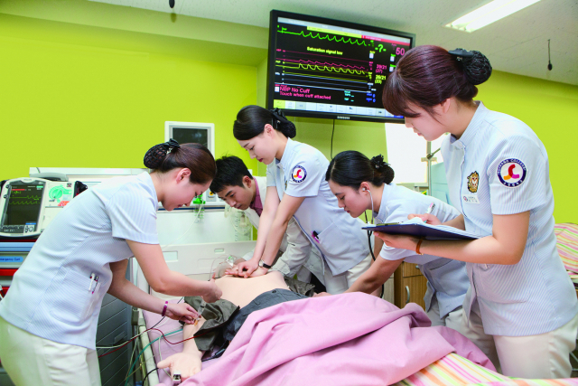 수성대는 첨단 핵심기술을 기반으로 대학을 혁신, 맞춤형 인재를 기르는 데 집중하고 있다. 수성대 간호과 실습 모습. 수성대 제공