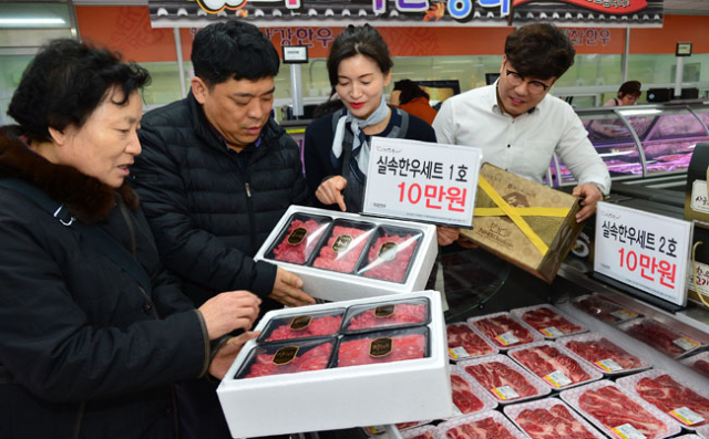 올 추석에 한해 직무관련 공직자 등을 대상으로 한 농수축산물 선물가액이 20만원으로 상향된다. 사진은 백화점 선물코너. 매일신문 DB.