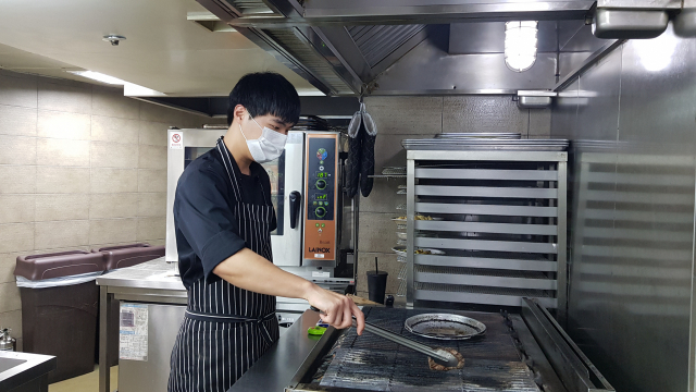 김영현 83그릴 셰프가 스테이크를 굽는 모습. 채원영 기자