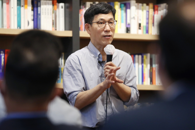 진중권 전 동양대 교수가 2일 오후 서울 강남구 최인아 책방에서 열린 경제사회연구원 세미나에서 