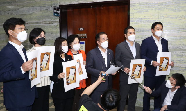 국회 과학기술정보방송통신위원회 위원인 국민의힘 박성중, 박대출, 허은아 의원 등이 8일 국회 과방위 회의실 앞에서 주호영 원내대표의 포털사이트 뉴스 노출에 대한 더불어민주당 윤영찬 의원의 메신저 대화에 관해 성명서를 발표하고 있다. 연합뉴스
