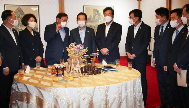 정세균 국무총리, 더불어민주당 이낙연 대표, 김태년 원내대표, 김상조 청와대 정책실장, 홍남기 경제부총리 등이 6일 서울 삼청동 총리공관에서 열린 고위 당정협의회에서 대화하고 있다. 왼쪽부터 홍남기, 민주당 한정애 정책위의장, 김태년, 정세균, 이낙연, 김상조, 민주당 오영훈 당대표 비서실장, 최인호 당대변인, 유동수 정책위수석부의장. 연합뉴스