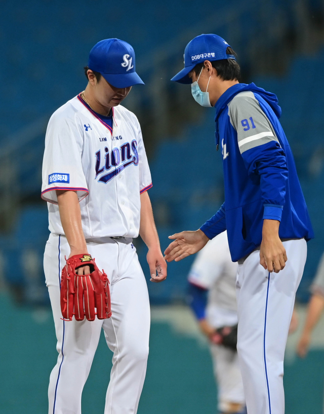 8일 대구삼성라이온즈파크에서 삼성라이온즈와 한화이글스의 경기가 열린 가운데 삼성 최채흥이 6회 초 2사 상황에서 마운드를 내려오고 있다. 삼성라이온즈 제공